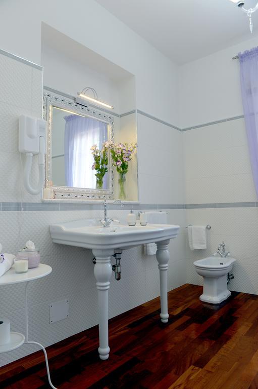 Il Giardino Delle Jacaranda Bed & Breakfast ตัลซาโน ห้อง รูปภาพ