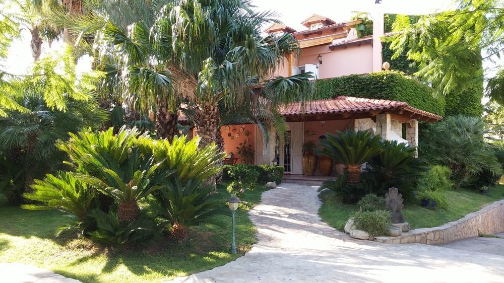 Il Giardino Delle Jacaranda Bed & Breakfast ตัลซาโน ภายนอก รูปภาพ