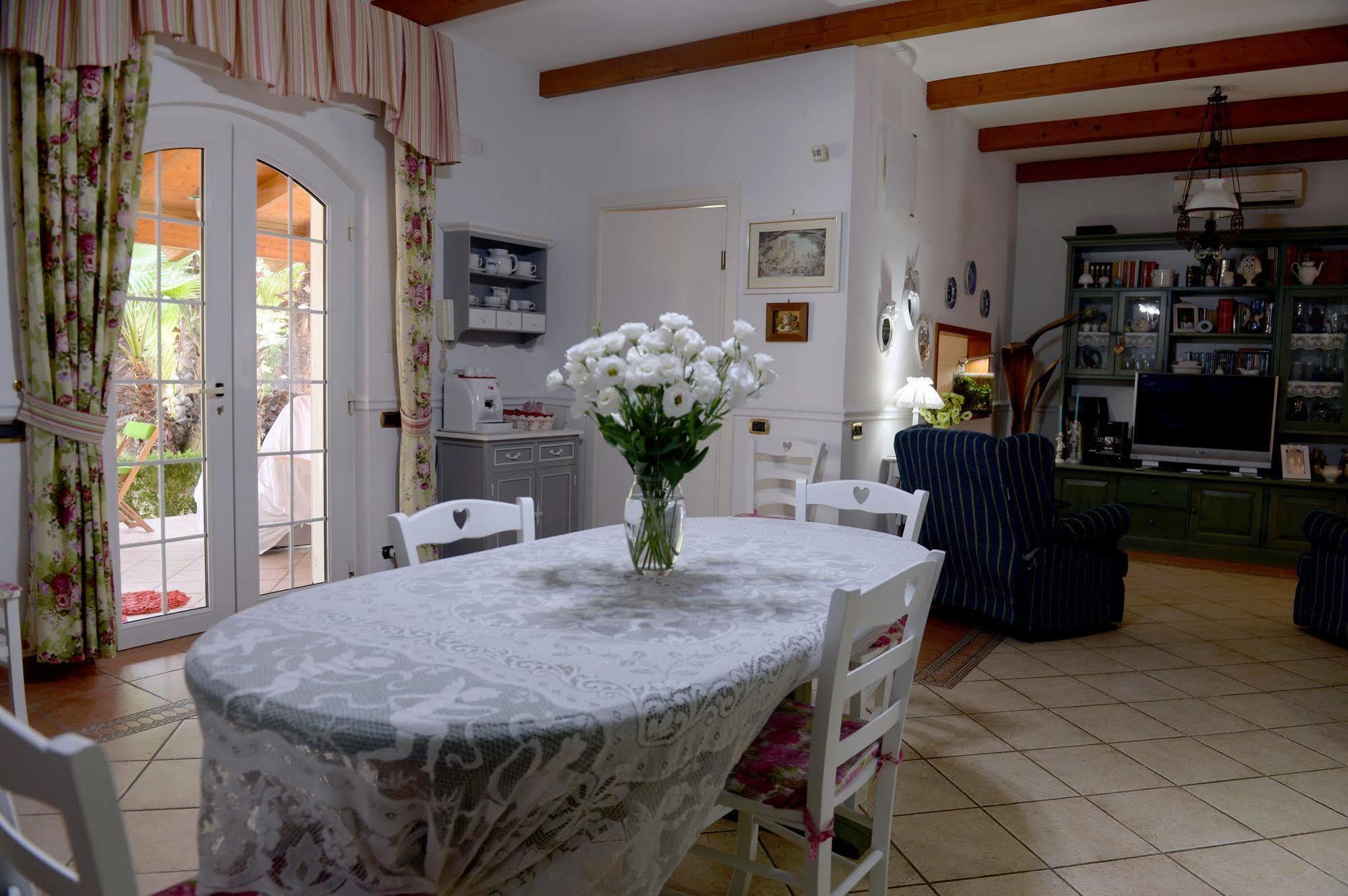Il Giardino Delle Jacaranda Bed & Breakfast ตัลซาโน ภายนอก รูปภาพ