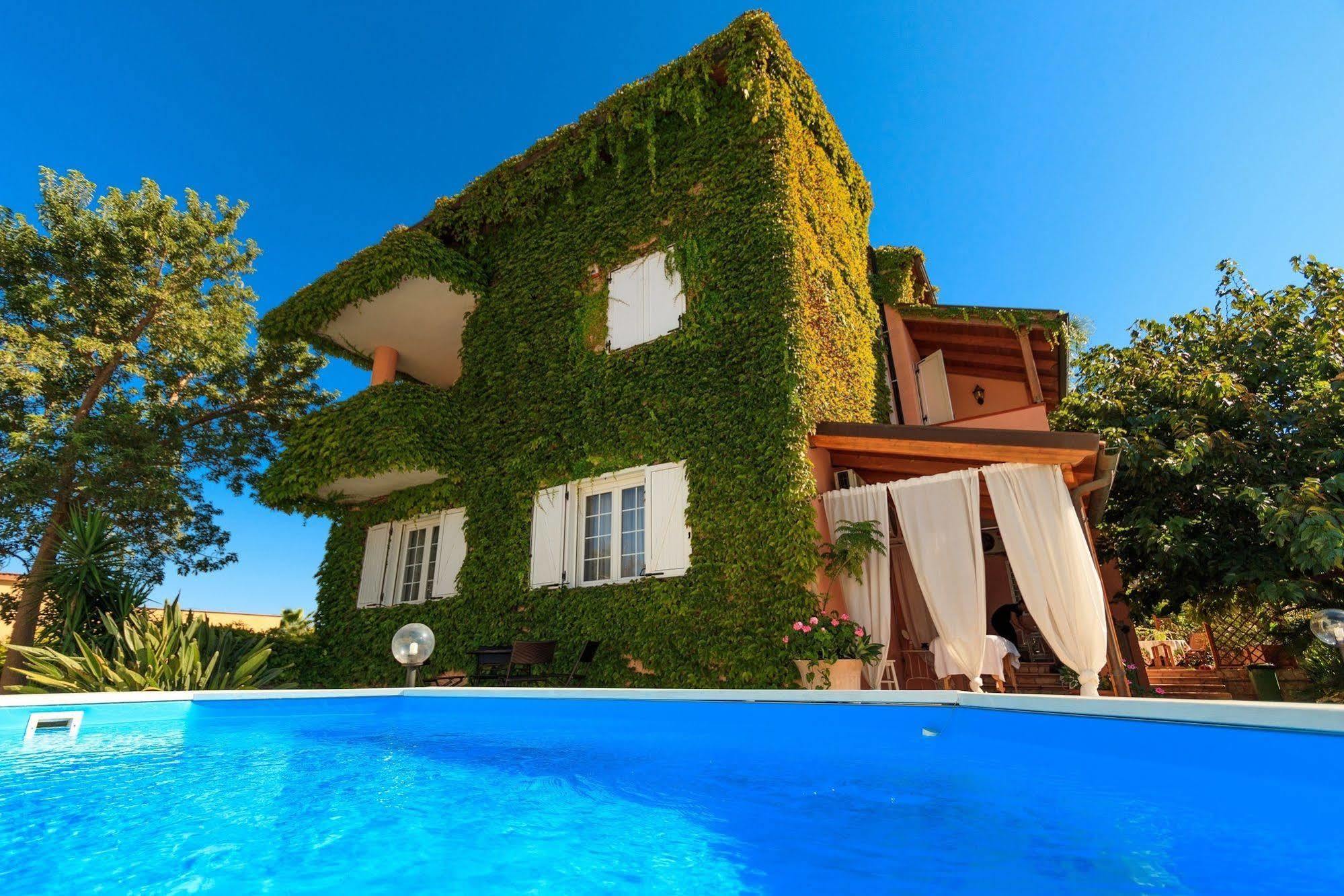Il Giardino Delle Jacaranda Bed & Breakfast ตัลซาโน ภายนอก รูปภาพ